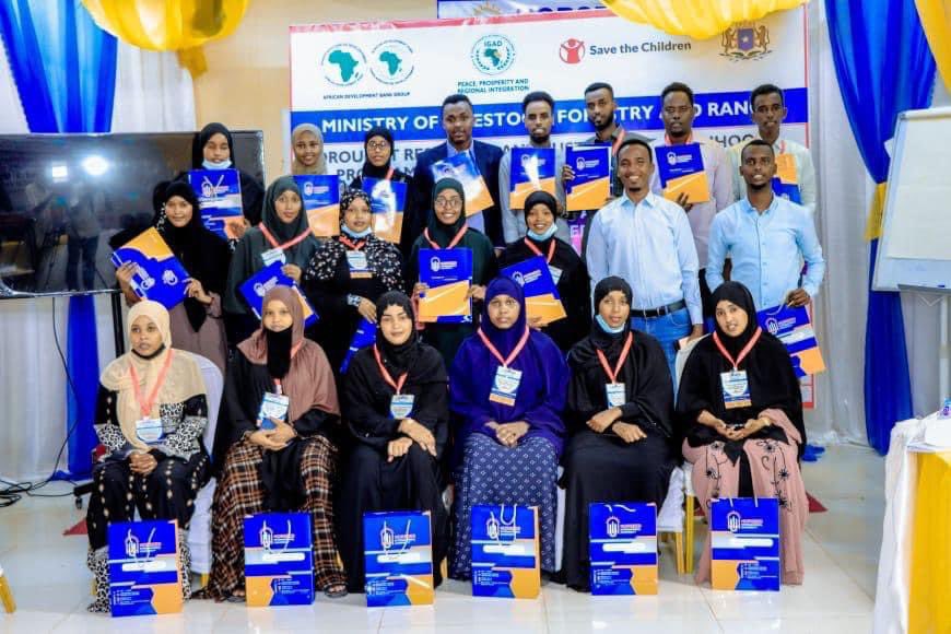 Muqdisho, 09, Oct, 2022.
Agaasimaha guud ee Wasaaradda Xanaanada Xoolaha Dhirta &amp; Daaqa Xukuumadda Federaalka Soomaaliya Mudane Maxamed Cumar Nuur ayaa maanta soo xirey Tababar ku saabsan Horumarinta Xoolaha iyo waxsoo-saarkooda.
