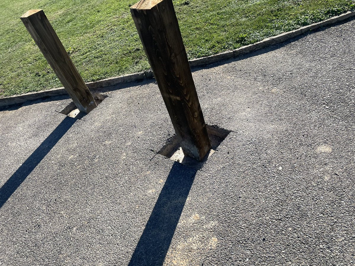 dk6910's tweet photo. @ThanetCouncil urgent Palm Bay near bandstand these post not been tarmac in now 2 weeks someone will break there ankles sat over 100  park runners run between them just a matter of time before some gets injured https://t.co/sxSV7poJRZ