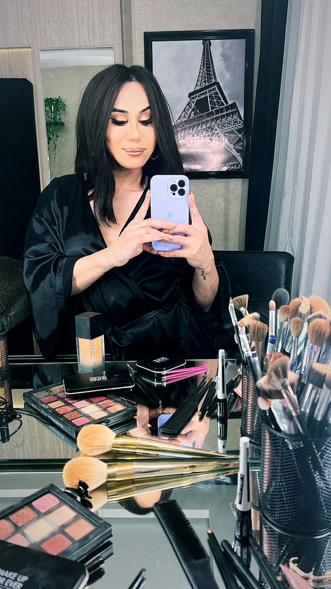 Onlaynda yosh ayolning eshakka urilishini tomosha qiling Yetuk xotin kamera oldida yechinmoqda