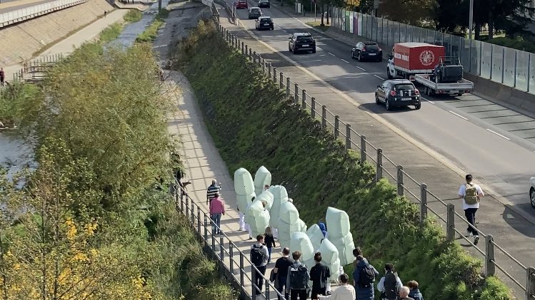 derivemagazin's tweet photo. Die wertvolle Luft aus dem Wienerwald wird nun entlang des Wienflusses zum Westbahnpark getragen. Um 14:30 kann die Prozession an der Kennedybrücke erwartet werden. Join us!
#urbanizefestival #urbanize https://t.co/laDUOcsRR5