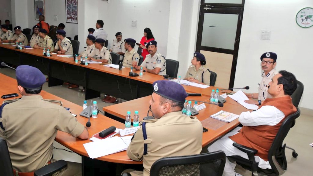 ग्वालियर में कंट्रोल रूम में पुलिस विभाग की बैठक ली और कानून व्यवस्था की समीक्षा की।