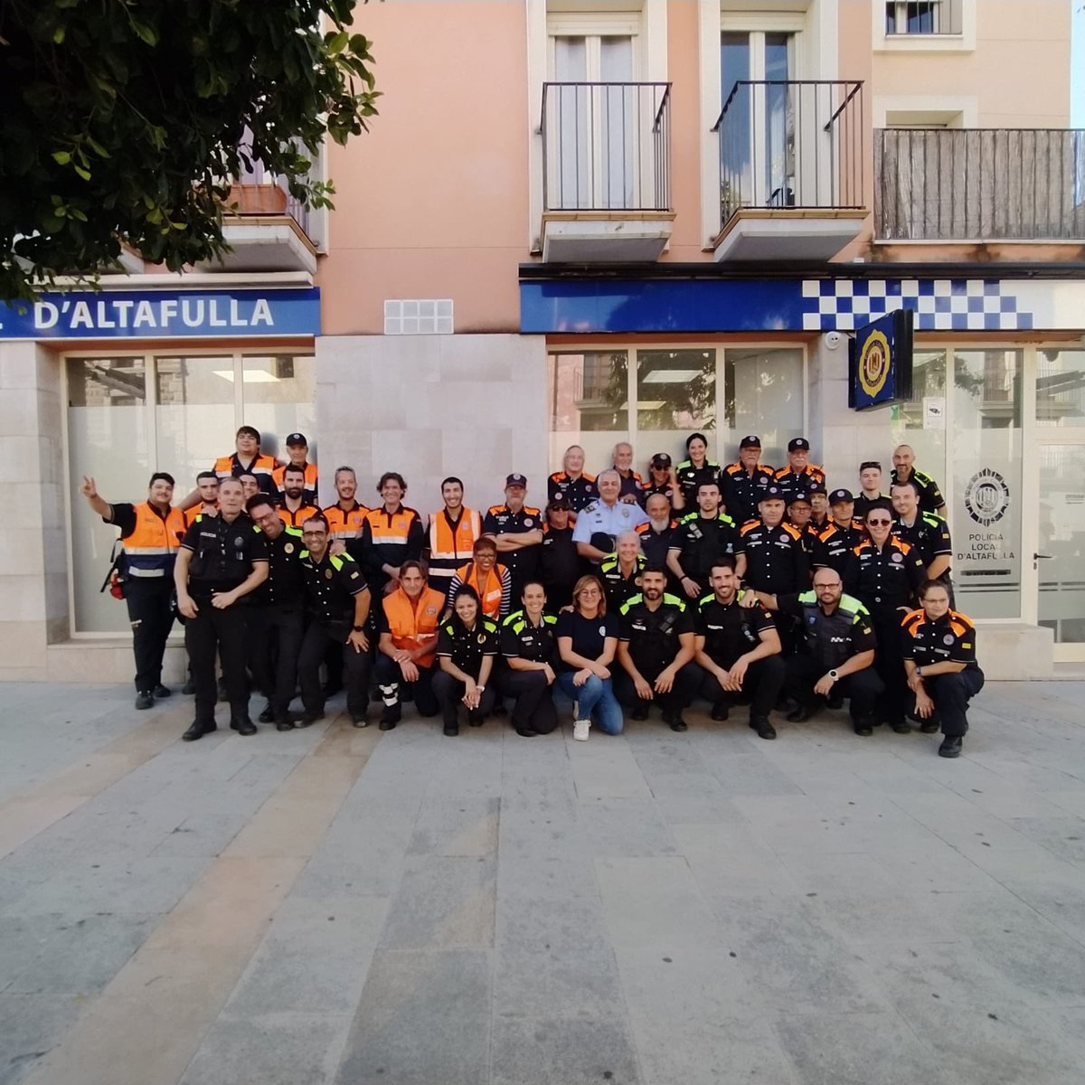 Triatló d'Altafulla finalitzada sense incidències! Especial Agraïment a les Agrupacions de voluntaris de protecció civil de Torredembarra, Calafell, Roda de Berà, Montblanc, Tarragona i Altafulla per la col·laboració! 
Gràcies a tots els agents de la policia local d'Altafulla!