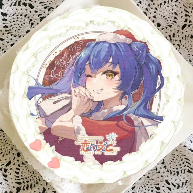 告知みんな～～～!!!プリロールさんからえとのクリスマスケーキでるよ～～～!!発売日は10月26日購入者特典で缶バッジもついてくる!プリロールさんでしか手に入らないグッズなのでこの機にぜひ!近くなったら販売ページのリンク貼ります!お楽しみに～～ 