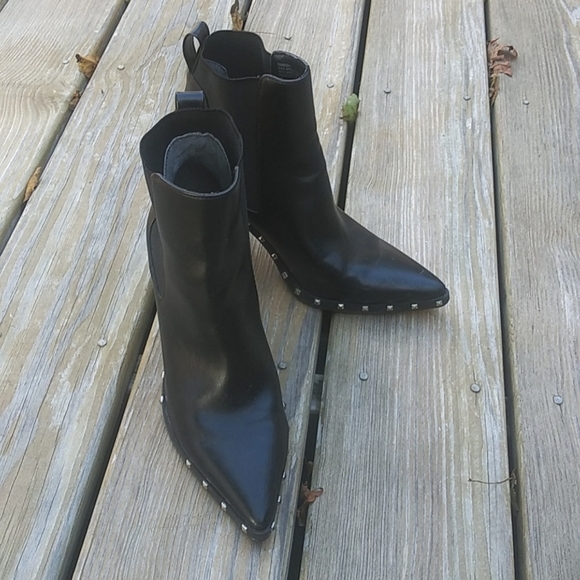 bgrrl68's tweet photo. So good I had to share! Check out all the items I'm loving on @Poshmarkapp from @TounPoz @oneills226 #poshmark #fashion #style #shopmycloset #charlesbycharlesdavid #bamboo #ecote: https://t.co/lVkwwVV4tT https://t.co/DYIakIfT1h