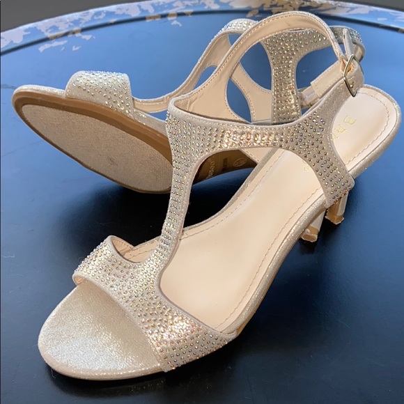 bgrrl68's tweet photo. So good I had to share! Check out all the items I'm loving on @Poshmarkapp from @TounPoz @oneills226 #poshmark #fashion #style #shopmycloset #charlesbycharlesdavid #bamboo #ecote: https://t.co/lVkwwVV4tT https://t.co/DYIakIfT1h