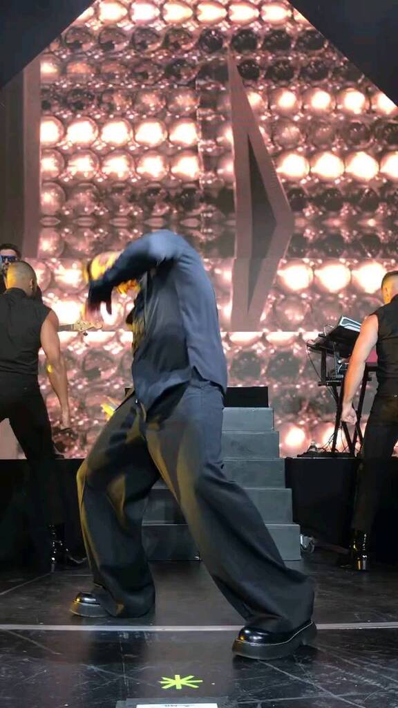 DesquiciadasRM's tweet photo. Reposted from @amor931fm “Living La Vida Loca” 🕺💃 @Ricky_Martin  #AmorEnVivo 

#RickyMartin #Amor931fm #LaMusicaApp 
...
.
.
#boricua #rickymartin #sexysouls #Pop #love #pasion 
..
.

#reels #insttagram #instagramreels #music #show #love #like #Desquis https://t.co/BkBZp6EMFW https://t.co/lJUdOLjT3y