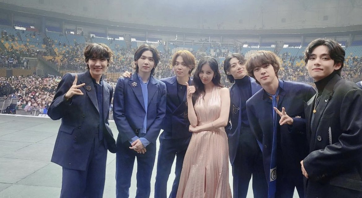 noftaeng_'s tweet photo. ตลกตรงที่ทุกคนเรียกน้องซอว่าน้องซอ เรียกบังทันว่าพี่บัง แต่ที่จริงแล้วน้องซออายุเยอะกว่าบังทันทั้งวง ก็นะ น้องซอก็คือน้องซออะ 5555555555555555555 https://t.co/g7UV98SgV4