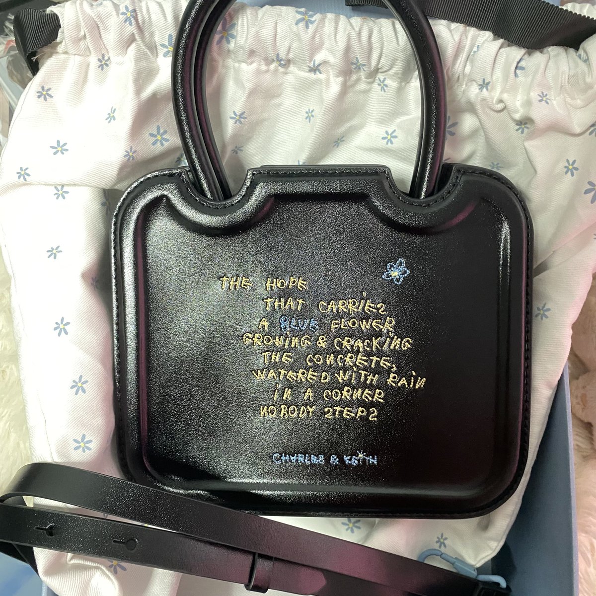 mommyruktaeyong's tweet photo. พร้อมส่ง 🎀
กระเป๋า Charles & Keith x Coco Capitán
ใบเดียวกับที่น้องวานใช้
มีรอยการใช้ตามรูปนะคะ
มีกล่อง อุปกรณ์ครบนะคะ
5,500 รวมส่งคับ ลดไม่ได้แล้วนะคะ
#ตลาดนัดrvv #ตลาดนัดredvelet #ตลาดนัดเรดเวลเวท #Wendy #เวนดี้ #charlesandkeith #cococapitan #ส่งต่อกระเป๋า https://t.co/jvchPiN3U4