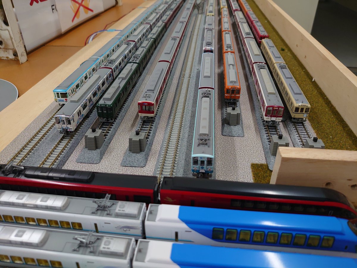 takadamodelclub's tweet photo. T鉄初の試み「鉄道模型夢フェス」がいよいよ明日開催です。最終の車両展示に奮闘中
頑張るぞ(^-^)/

#たかだ鉄道模型クラブ
#鉄道模型 
#ジオラマ
#イベント情報 https://t.co/m7oTPluxn0