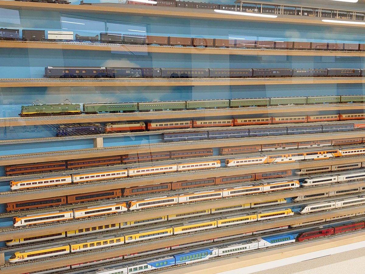 takadamodelclub's tweet photo. T鉄初の試み「鉄道模型夢フェス」がいよいよ明日開催です。最終の車両展示に奮闘中
頑張るぞ(^-^)/

#たかだ鉄道模型クラブ
#鉄道模型 
#ジオラマ
#イベント情報 https://t.co/m7oTPluxn0