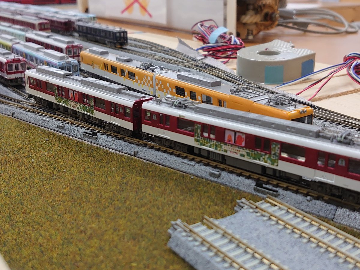 takadamodelclub's tweet photo. T鉄初の試み「鉄道模型夢フェス」がいよいよ明日開催です。最終の車両展示に奮闘中
頑張るぞ(^-^)/

#たかだ鉄道模型クラブ
#鉄道模型 
#ジオラマ
#イベント情報 https://t.co/m7oTPluxn0