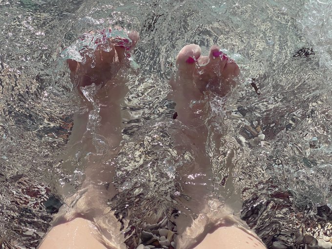 It's nice when the waves lick my toes.  Pleasure.  Have a nice weekend everyone https://t.co/HgPIqtI<a href="/tag/mvsales"class="tags"><span>#mvsales</span></a>