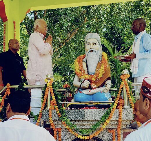 कानपुर में आयोजित महर्षि वाल्मीकि जयन्ती कार्यक्रम में पू. सरसंघचालक डॉ. मोहन भागवत जी ने सहभागिता की व उपस्थित समाजजनों को संबोधित किया। इससे पूर्व पू. सरसंघचालक जी ने महर्षि वाल्मीकि जी की प्रतिमा पर माल्यार्पण कर श्रद्धा सुमन अर्पित किए।