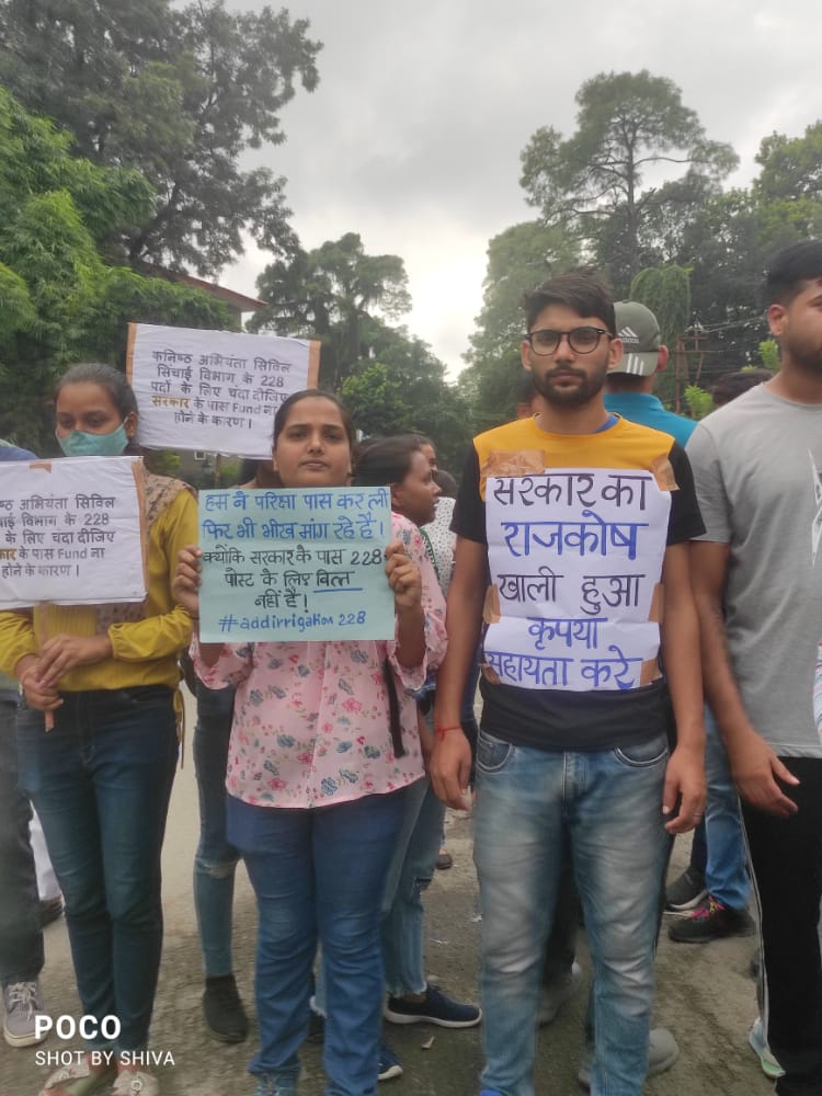 Prashan42128540's tweet photo. चुनाव से पहले सिंचाई विभाग में JE के  288 पदों पर भर्ती का ऐलान किया अब #उत्तराखंड सरकार का खजाना खाली हो गया सो विज्ञप्ति जारी नहीं कर पा रहे हैं. नौबत ये आ गई कि डिप्लोमाधारी बेरोज़गार अब  'भीख' मांग सरकार के लिए चंदा जुटा रहे हैं.#addirrigation228 @satpalmaharaj @pushkardhami https://t.co/joqzIOQtEt