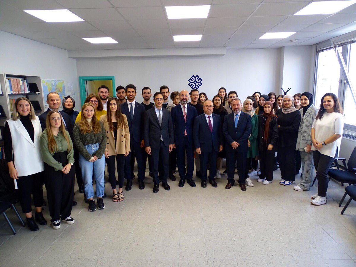 TMaarifVakfi's tweet photo. Başkanımız Prof. Dr. @Birol_Akgun, Mütevelli Heyeti Üyemiz Mahmut M. Özdil ve Strazburg Başkonsolosumuz Sn. Rami  Şaylıman, Strazburg Maarif Eğitim Merkezimizi ziyaret ederek öğrencilerle ve STK temsilcileriyle bir araya geldiler.🇹🇷🇫🇷
@STRAZBURGBK https://t.co/GEtUItzjiX