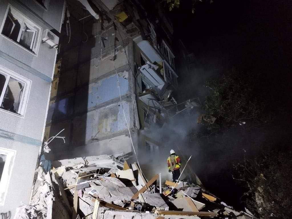 DefenceU's tweet photo. Another russian missile strike on the city of Zaporizhzhia. 17 civilians were killed.
If #UAarmy had modern Western anti-missile systems, we could have prevented such tragedies. https://t.co/6mTHlFshF9