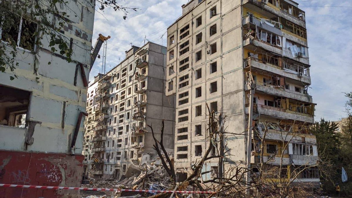 DefenceU's tweet photo. Another russian missile strike on the city of Zaporizhzhia. 17 civilians were killed.
If #UAarmy had modern Western anti-missile systems, we could have prevented such tragedies. https://t.co/6mTHlFshF9