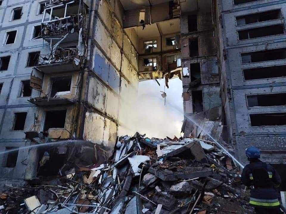 DefenceU's tweet photo. Another russian missile strike on the city of Zaporizhzhia. 17 civilians were killed.
If #UAarmy had modern Western anti-missile systems, we could have prevented such tragedies. https://t.co/6mTHlFshF9