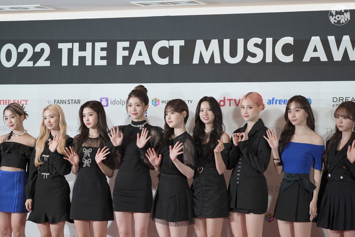 มีชั้นคนเดียวที่รู้วบ์ว่าควรมองกล้องไหน

นาตาชา ฮีเอนอฟ