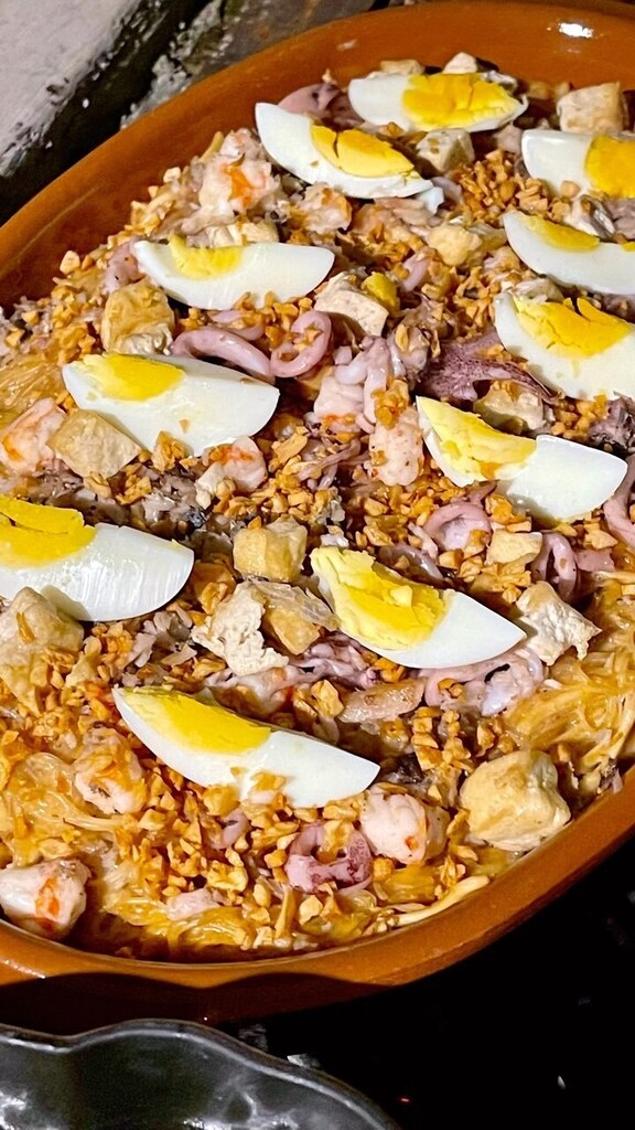 New GULONG GULONG PANCIT with crushed chicharon topping from @lechon_diva!! Gugulong ka sa sarap!
.
.
.
#pancit #lechondiva #foodreels #foodieph #Filipinofood #filipinofoodmovement instagr.am/reel/Cje78NfsA…