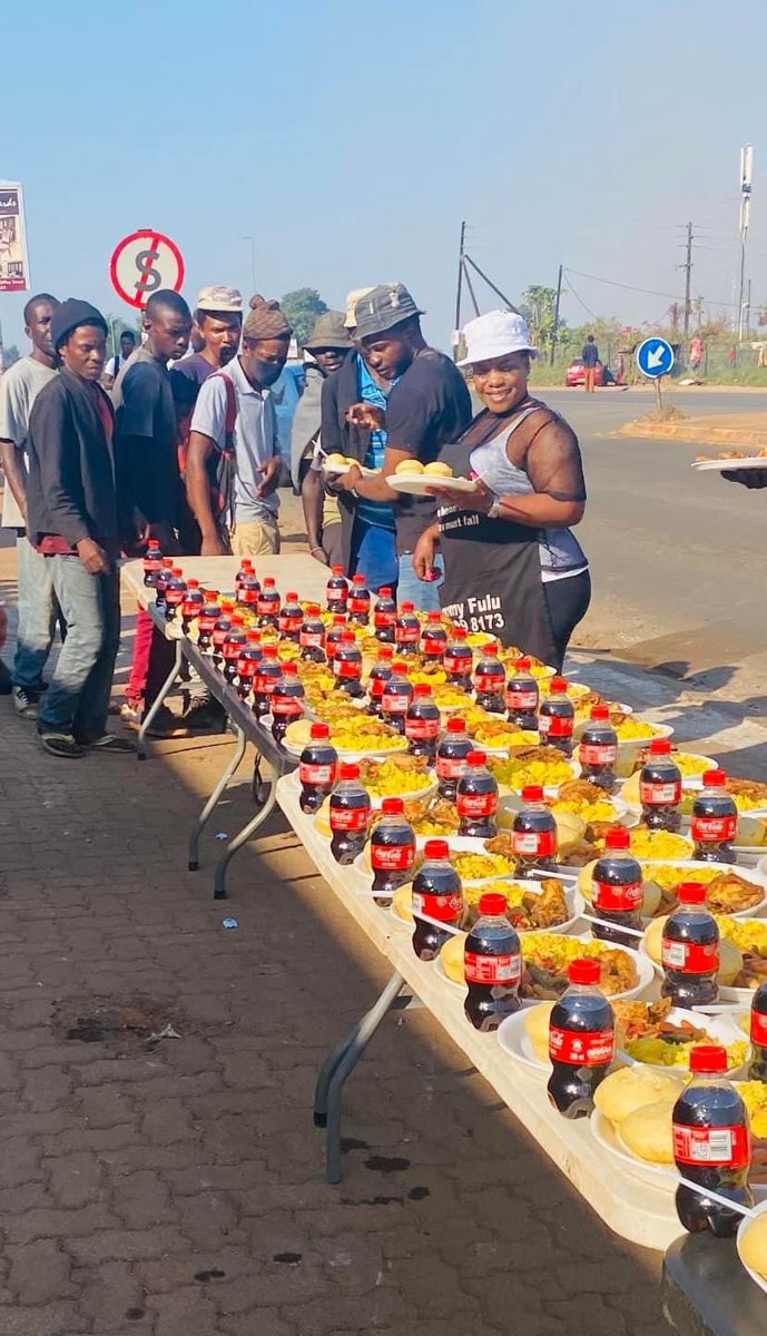 AdvoBarryRoux's tweet image. Meet Fulufhelo Ndifuna Manngo, who feeds the hungry for free. She's always giving out free food to those in need in Thohoyandou, Venda, Limpopo .