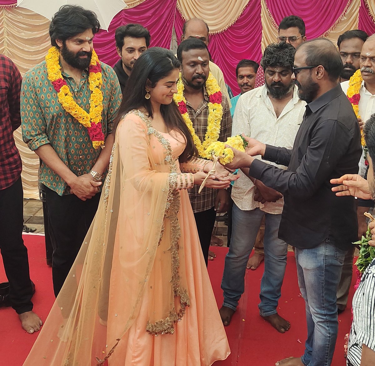 SiddhiIdnani's tweet photo. With the blessings of the almighty, here’s the next one 🎥✨ #Arya34 

Need all your prayers ✨🧿✨🧿

@arya_offl @SiddhiIdnani @dir_muthaiya @VelrajR @gvprakash #AnalArasu @DrumsticksProd @ZeeStudiosSouth @TeamAimPR @arunprajeethm https://t.co/cMkjUC7SNM