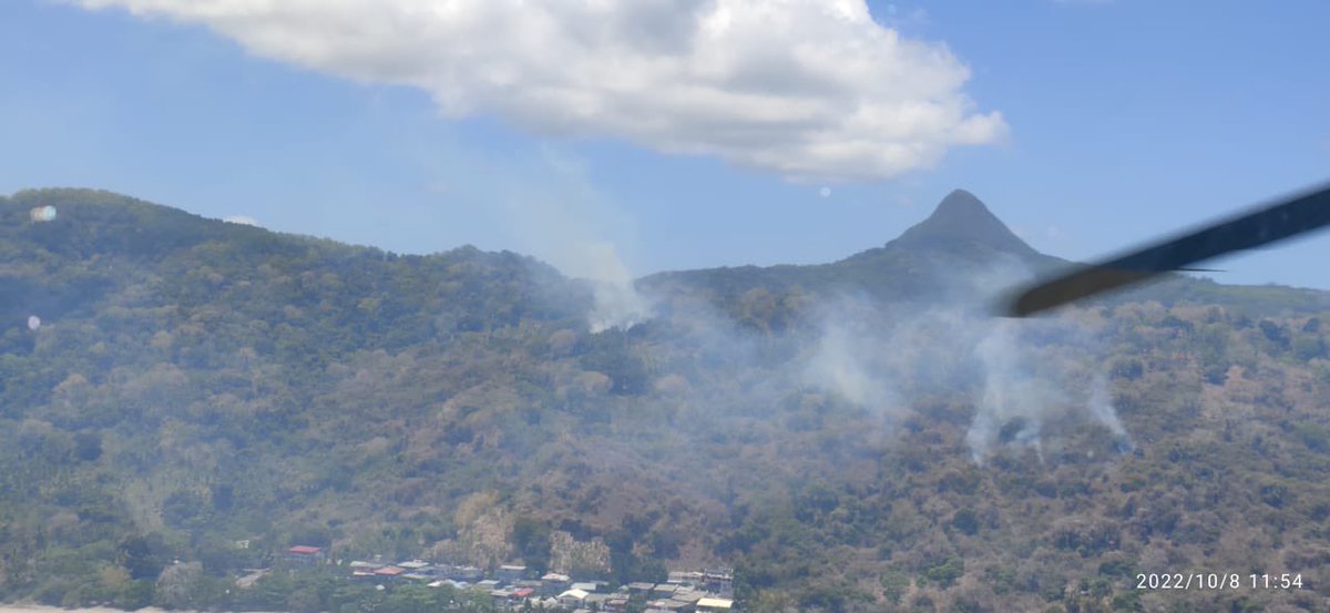 sdis976's tweet photo. STOP AUX MISES A FEU | ⚠️
Ces derniers jours les sapeurs-pompiers de Mayotte sont mobilisés pour combattre des dizaines de feux allumés volontairement. Ces feux échappent régulièrement à tout contrôle aux risque d'impacter les habitations, les infrastructures et l'environnement ! https://t.co/qB8bYEZNcx