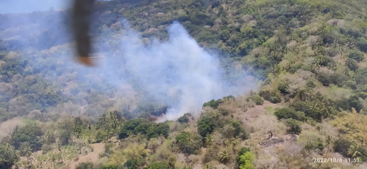 sdis976's tweet photo. STOP AUX MISES A FEU | ⚠️
Ces derniers jours les sapeurs-pompiers de Mayotte sont mobilisés pour combattre des dizaines de feux allumés volontairement. Ces feux échappent régulièrement à tout contrôle aux risque d'impacter les habitations, les infrastructures et l'environnement ! https://t.co/qB8bYEZNcx