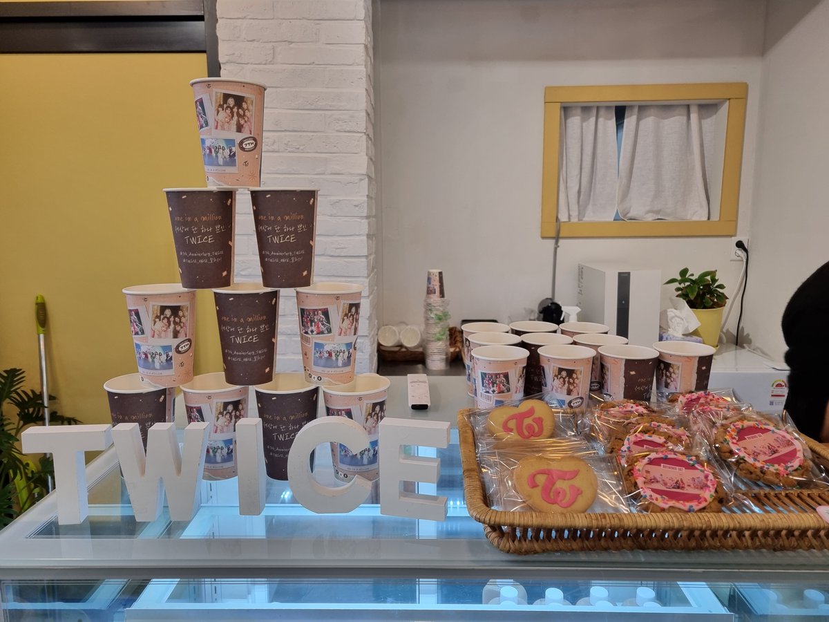 shinymoon97's tweet photo. 221009 상수 마이구디 트와이스 7주년 이벤트
항상 꽃길만 걸어요~! TWICE~!

#TWICE_ONCE_잘하자
#7th_Anniversary_Twice https://t.co/uKYhhLm1Qm