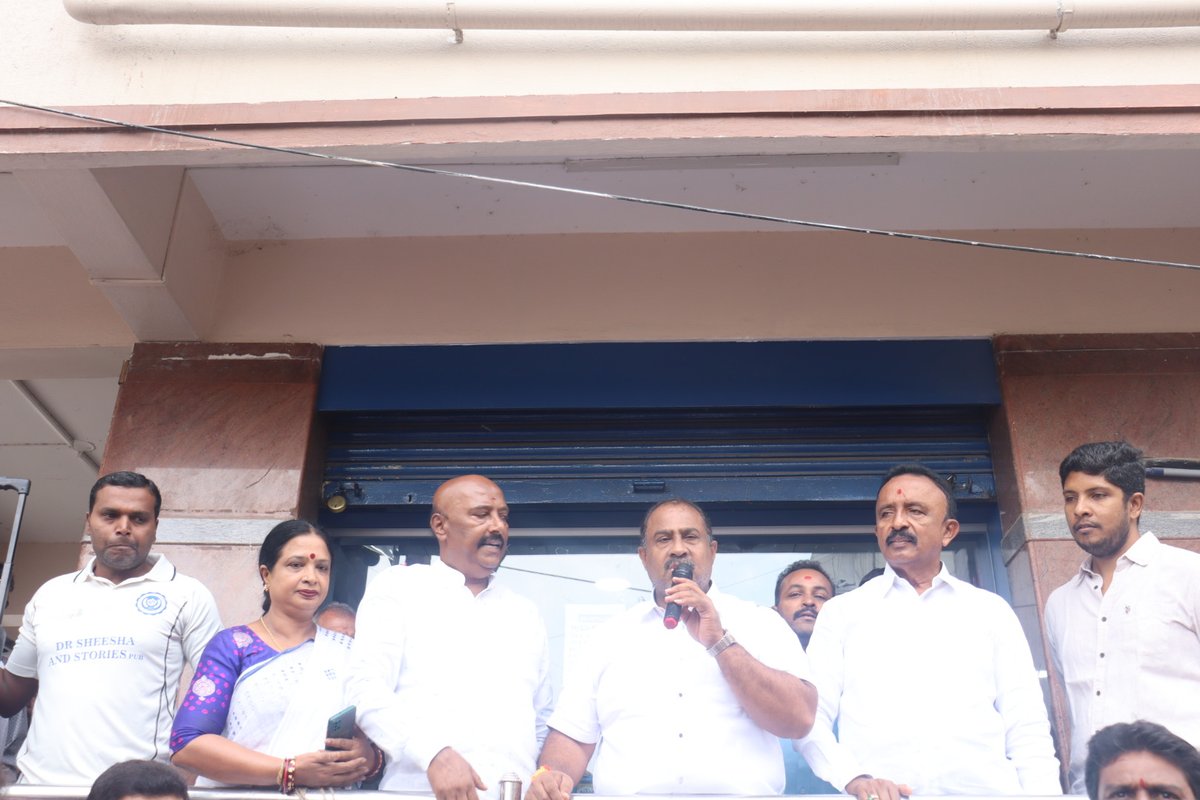 msrbommanahalli's tweet photo. ಇಂದು ಬೊಮ್ಮನಹಳ್ಳಿ ವಿಧಾನಸಭಾ ಕ್ಷೇತ್ರದ ವ್ಯಾಪ್ತಿಯಲ್ಲಿನ ಅರೆಕರೆ ಮತ್ತು ಹುಳಿಮಾವು ಸುತ್ತಮುತ್ತಲಿನ ಬಡಾವಣೆಗಳ ರಸ್ತೆ ಡಾಂಬರೀಕರಣ ಮತ್ತು ಚರಂಡಿ ಅಭಿವೃದ್ಧಿ ಕಾರ್ಯಗಳ ಕಾಮಗಾರಿಗೆ ಚಾಲನೆ ನೀಡಲಾಯಿತು

#bommanahallimla | #Arakere | #Hulimavu https://t.co/wNO1JQz6uI