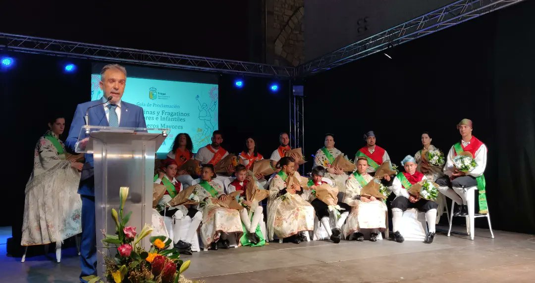 FragaAyto's tweet photo. Ayer disfrutamos de la Proclamación de Fragatinas, Fragatinos y Peñeros en 'Lo Castell' 👏👏
Hoy continuamos con el Pórtico Festivo 😊 No te pierdas la actuación de la Banda Municipal de Fraga, fútbol, tiro con pistola y torneo de guiñote.
#Fraga #PrePilar #PilarFraga2022 https://t.co/UqodNHNY0p