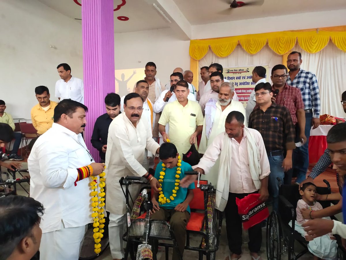 Rajkumarchahar9's tweet photo. आज मेरे संसदीय क्षेत्र के जनपद आगरा के दिव्यांग बच्चों एवं उनके अभिभावकों को प्रोत्साहित करने हेतु आयोजित कार्यक्रम में शामिल हुआ।
इस तरह के कार्यक्रम बहुत ही प्रेरणादायक होते हैं एवं ऐसे आयोजन ज्यादा से ज्यादा होने चाहिए। आयोजकों के प्रति आभार।
@blsanthosh https://t.co/6entUrzAcO