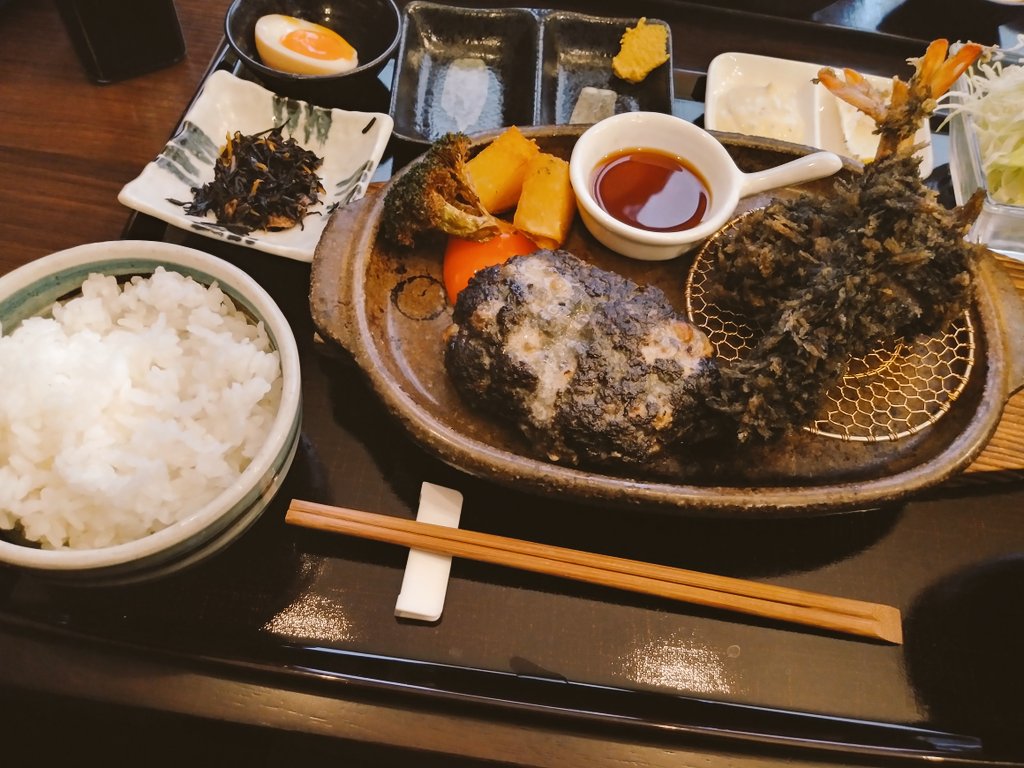 mi02118588's tweet photo. お昼に食���た黒ハンバーグと揚げ物🍴
写真だと焦げてるみたいになってる😂初めて食べたけど美味しかった😋 https://t.co/UVXSKM9n1v