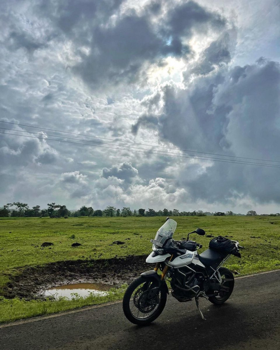 IndiaTriumph's tweet photo. Some days are tough - the tussle between the sun and clouds, the greens searching the blues above but finding only the greys with a tinge of yellow blue.
#MyTriumphWeekend
#MakeYourWeekendsMatter #ForTheRide #TriumphIndia #TriumphTiger #Tiger900 #RallyPro
📷: Rohan Kanchan https://t.co/PdsYa2I94S