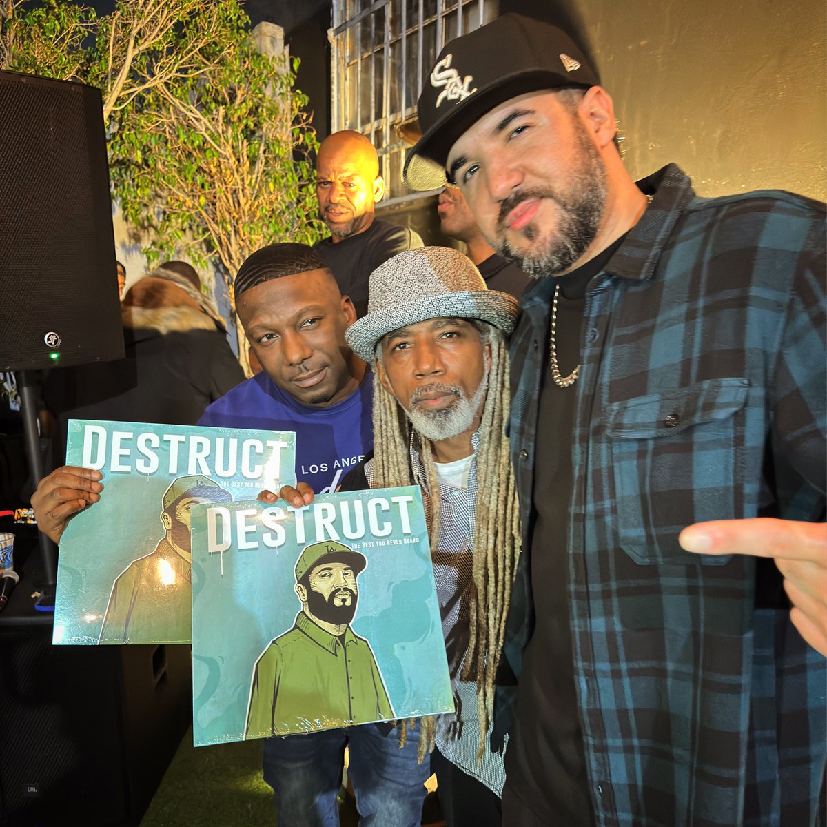 DestructLA's tweet photo. Peace to the Gods ๐๐ฝ
Lifeโs a trip, iโm blessed to work and be around legends I grew up on ๐ซก๐ฏ salute @ras_kass & @akilthemc from @thejurassic5 #WestCoast #History #PurosClasicos
๐ท: @nobe_lightning x #RoadiumRadio https://t.co/0coWgDRnX4