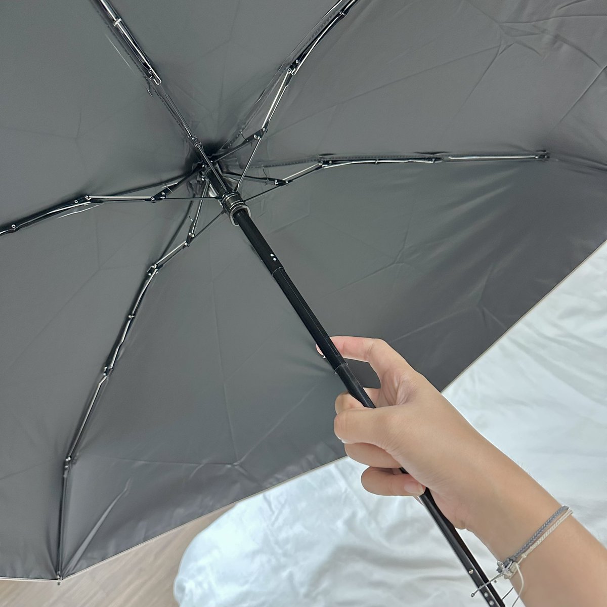 chubbycreme's tweet photo. ฝนตกหนักทุกวันเลยช่วงนี้ ขอมาแนะนำร่มพกพาอันนี้หน่อย อันจิ๋วถูกใจเรามากกก ขนาดประมาณฝ่ามือ จิ๋วแบบใส่กระเป๋าสะพายใบเล็กๆได้แถมคุณภาพเค้าก็โอเคด้วย ไม่ก๊องแก๊ง แข็งแรงประมาณนึงเลย พกง่าย+ใช้ได้จริง ราคาไม่ถึง200 แนะนำมากๆ ควรมีติดกระเป๋าไว้เลยค่าา  ⛈️☔️💨 https://t.co/eMgvM2oI6b