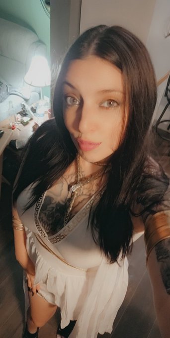 I looked so cute last night 🧡 https://t.co/wWfCBDdEX6