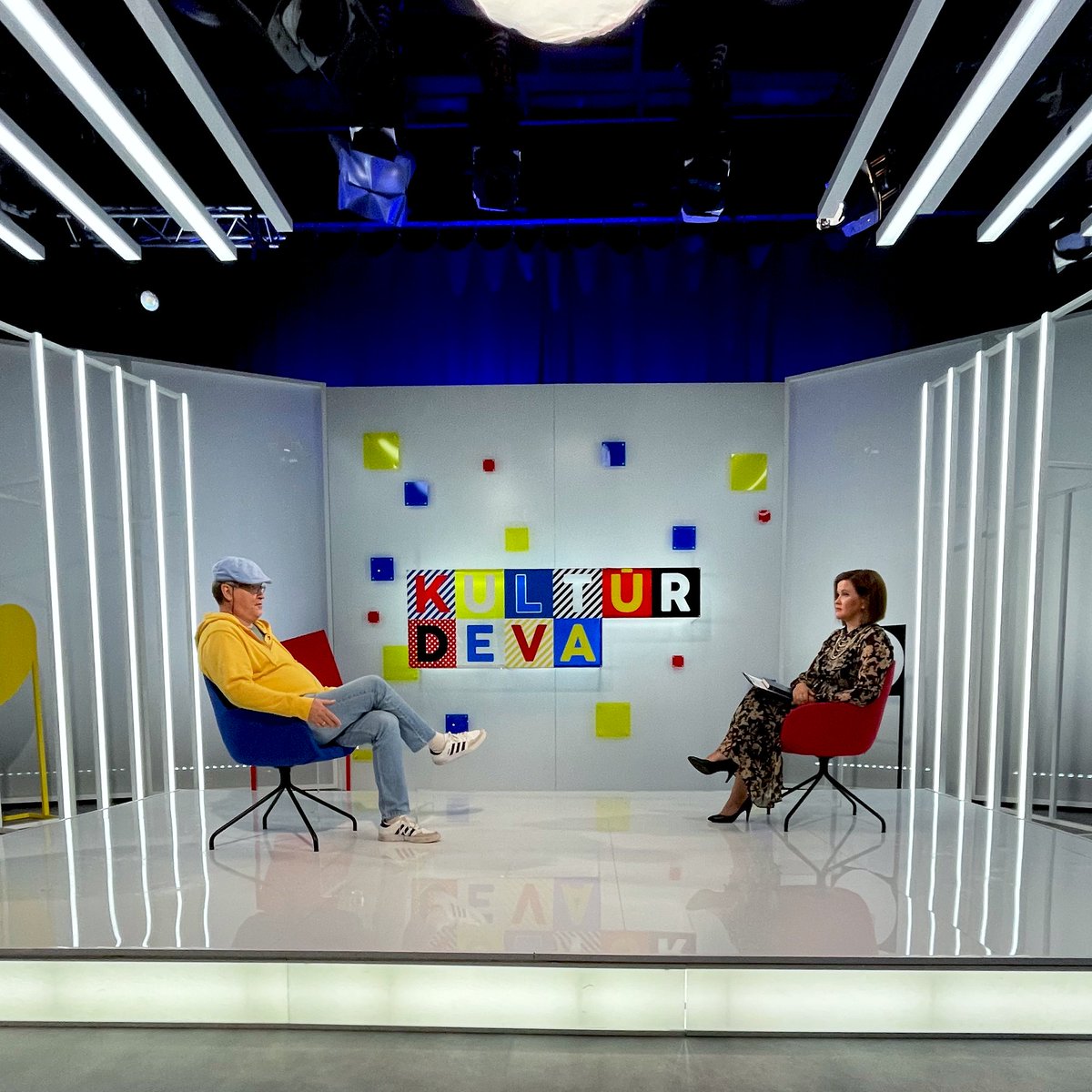 "Kultūrdevā" viesojas rakstnieks Arno Jundze, kuram iznākusi grāmata par Eduardu Veidenbaumu "Es nemiršu nekad". Un režisores—<a href="/LindaOlte/">Linda Olte</a> un Elza Gauja, kuras debitējušas lielajā kino ar savām pirmajām spēlfilmām "Māsas" un "Mamma vēl smaida".
#Kultūrdeva šovakar pl. 17.05 LTV1.