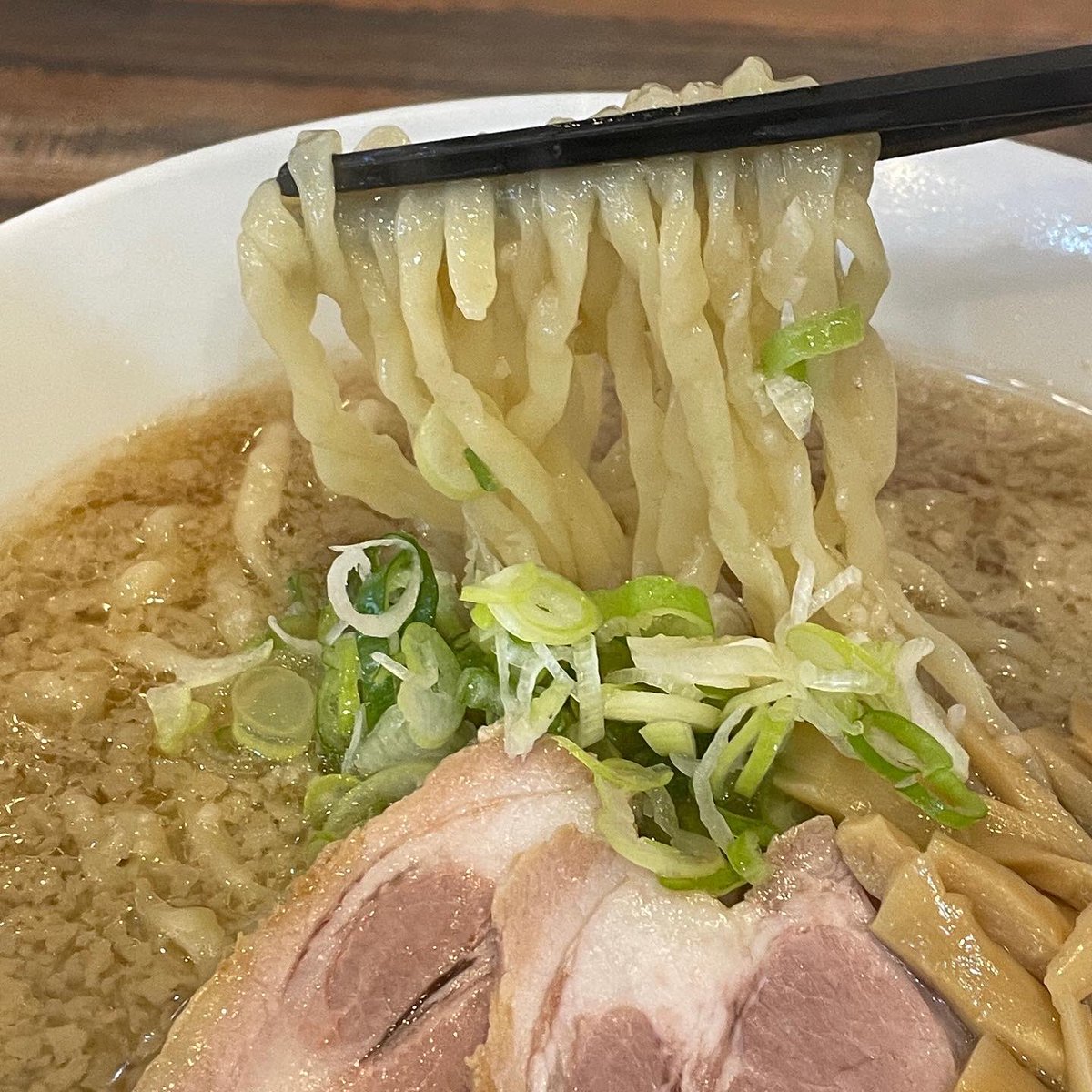 煮干げんこつらーめん🍜

煮干し出汁にたっぷりの豚骨スープと背脂をあわせた当店人気メニュー✨

ーーーーーーーーーーーーーーーー
営業時間
　昼の部11:30~15:00（L.O.14:30)
　夜の部18:00~21:00（L.O.20:30)
　　※夜は金・土・日・祝のみ営業
定休日　木曜日
ーーーーーーーーーーーーーーーー