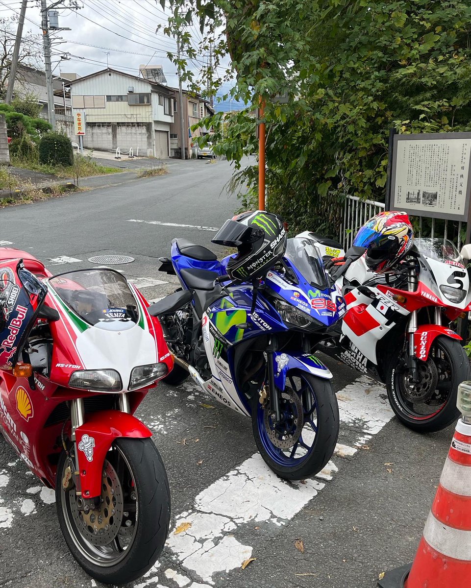 pararinknta's tweet photo. 終日曇りでしたが、路面は乾いていたので良かったです! tzrのノリックカラーがあったので写真撮りましたがかっこいい!
#バイク乗りとつながりたい #バイク好きな人と繋がりたい #moto #motorcycles #instamotor #instabike #bikephoto #tzr #ducati #Yamaha #yzfr25 https://t.co/va12B5cZq3