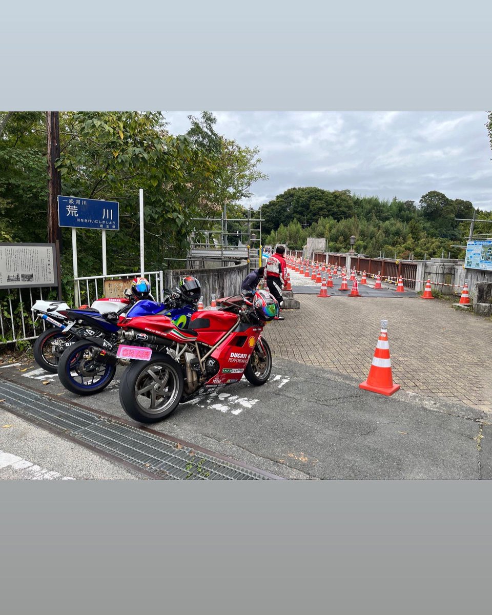 pararinknta's tweet photo. 終日曇りでしたが、路面は乾いていたので良かったです! tzrのノリックカラーがあったので写真撮りましたがかっこいい!
#バイク乗りとつながりたい #バイク好きな人と繋がりたい #moto #motorcycles #instamotor #instabike #bikephoto #tzr #ducati #Yamaha #yzfr25 https://t.co/va12B5cZq3