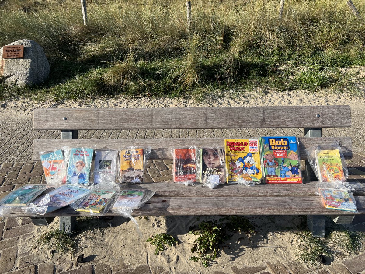 Ik blijf dit fantastisch vinden.
De boekenbank in Hargen.🌊