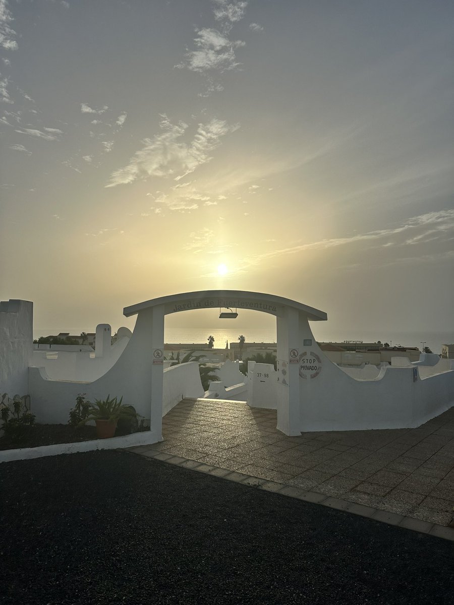 thereadingpara's tweet photo. Another glorious morning here & another 12km run done before breakfast. Itβs gonna be a beaut day! π #JulesLeave #Fuerteventura https://t.co/OVb5uQagSZ