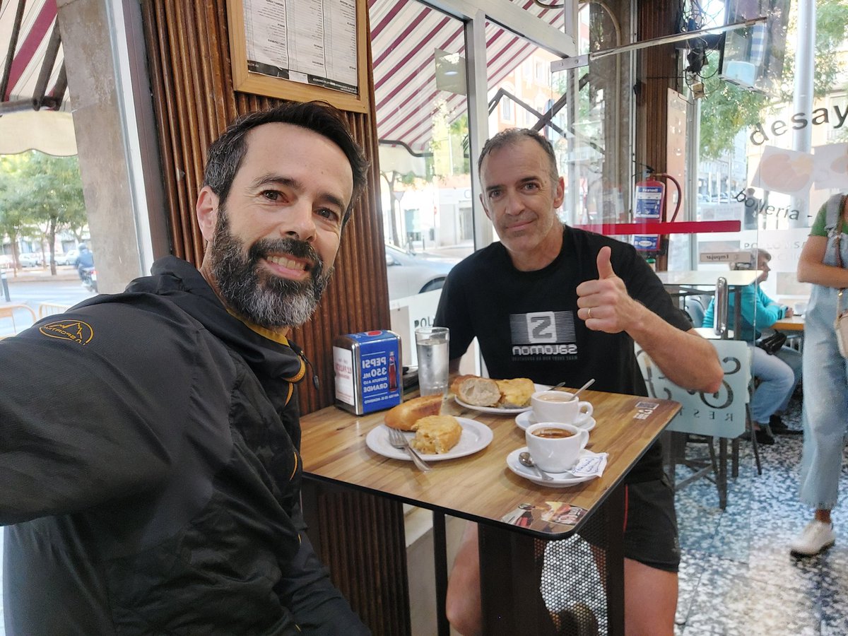 RunningConsult's tweet photo. @elPiscolabis @_spanjaard Aquí, con un grande y pinchos idem https://t.co/hewGTe2bLV