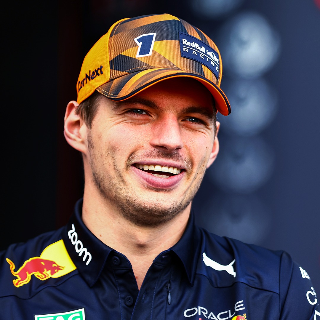 InvictosSomos's tweet photo. ¡¡OFICIAL!! ¡¡ÚLTIMA  HORA!! Max Verstappen se consagró CAMPEÓN DEL MUNDO en la F1 por segunda temporada consecutiva. Con 4 carreras de antelación, el piloto neerlandés aseguró el bicampeonato en el máximo circuito del automovilismo. MAD MAX LO VOLVIÓ A HACER. https://t.co/pbICzV13ei