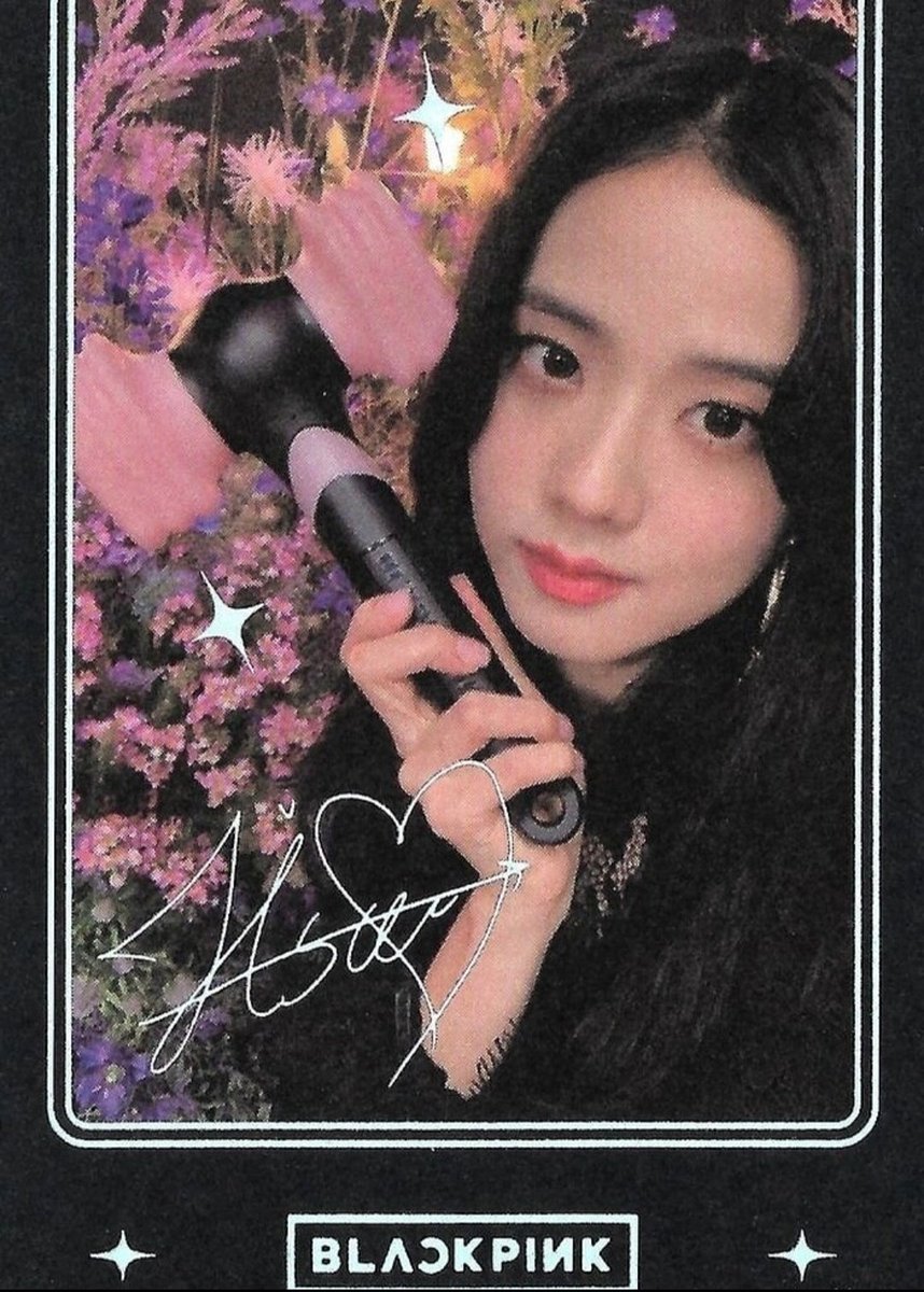 bestintzy's tweet photo. Lisa lovesick girls takası yapabilirim üstünü öderim şuan gümrükte @blackpinksatis https://t.co/HtTzj672c7