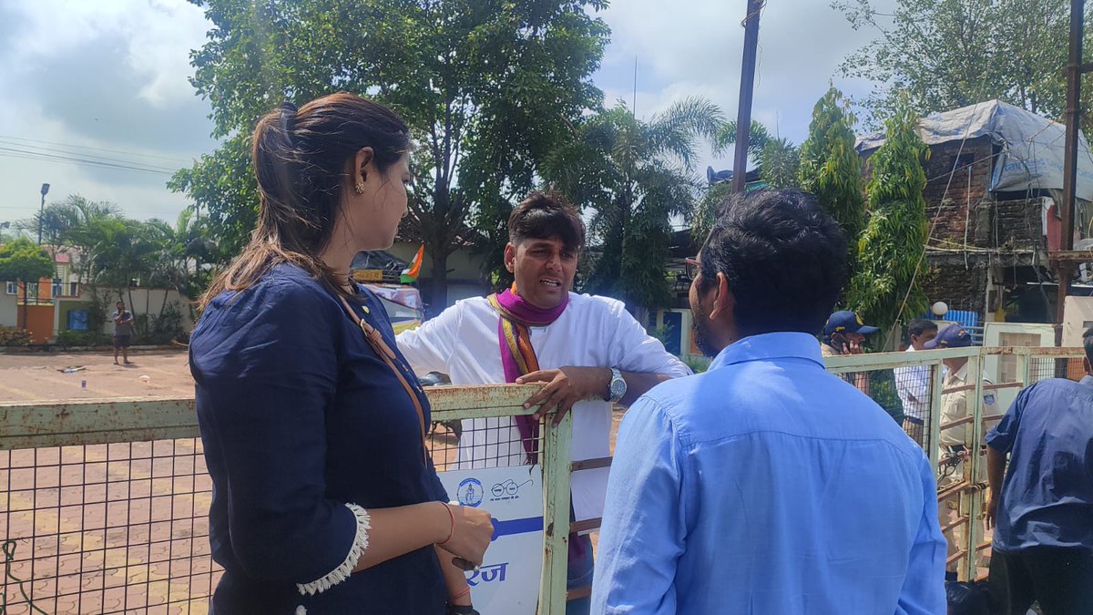 RojgaarAndolan's tweet photo. #मध्यप्रदेश_भर्ती_सत्याग्रह  कर रहे साथियों के संघर्ष में हम शामिल है।
मध्य प्रदेश में चल रहे भर्ती को लेके सत्याग्रह में देश को बात फाउंडेशन के नैशनल कॉर्डिनेटर कृष्ण यादव जी और राज्य के कई अन्य साथियों ने अपना समर्थन दिया साथ ही अंत तक इस लड़ाई में पूरा सहयोग देने आश्वासन दिया। https://t.co/M7upAjDxJp