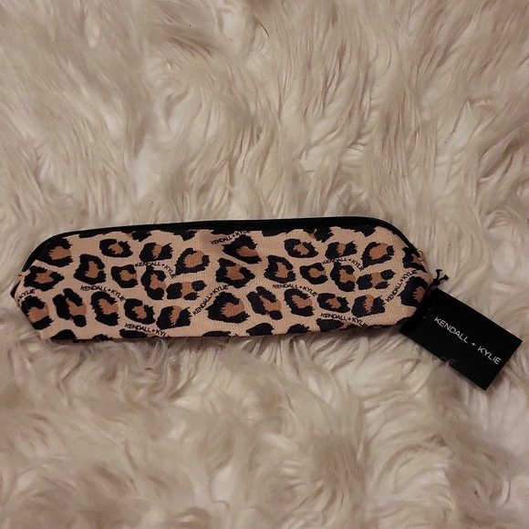 Kkatacara's tweet photo. So good I had to share! Check out all the items I'm loving on @Poshmarkapp from @poshmark_emily #poshmark #fashion #style #shopmycloset #aldo #simplybeverly #kendallkylie: https://t.co/r8sGninI5Q https://t.co/UQaZImyu0p