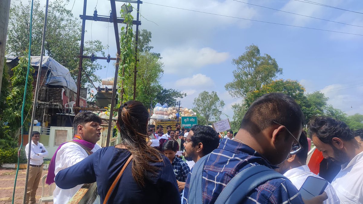 RojgaarAndolan's tweet photo. #मध्यप्रदेश_भर्ती_सत्याग्रह  कर रहे साथियों के संघर्ष में हम शामिल है।
मध्य प्रदेश में चल रहे भर्ती को लेके सत्याग्रह में देश को बात फाउंडेशन के नैशनल कॉर्डिनेटर कृष्ण यादव जी और राज्य के कई अन्य साथियों ने अपना समर्थन दिया साथ ही अंत तक इस लड़ाई में पूरा सहयोग देने आश्वासन दिया। https://t.co/M7upAjDxJp