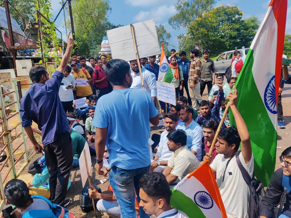 RojgaarAndolan's tweet photo. #मध्यप्रदेश_भर्ती_सत्याग्रह  कर रहे साथियों के संघर्ष में हम शामिल है।
मध्य प्रदेश में चल रहे भर्ती को लेके सत्याग्रह में देश को बात फाउंडेशन के नैशनल कॉर्डिनेटर कृष्ण यादव जी और राज्य के कई अन्य साथियों ने अपना समर्थन दिया साथ ही अंत तक इस लड़ाई में पूरा सहयोग देने आश्वासन दिया। https://t.co/M7upAjDxJp